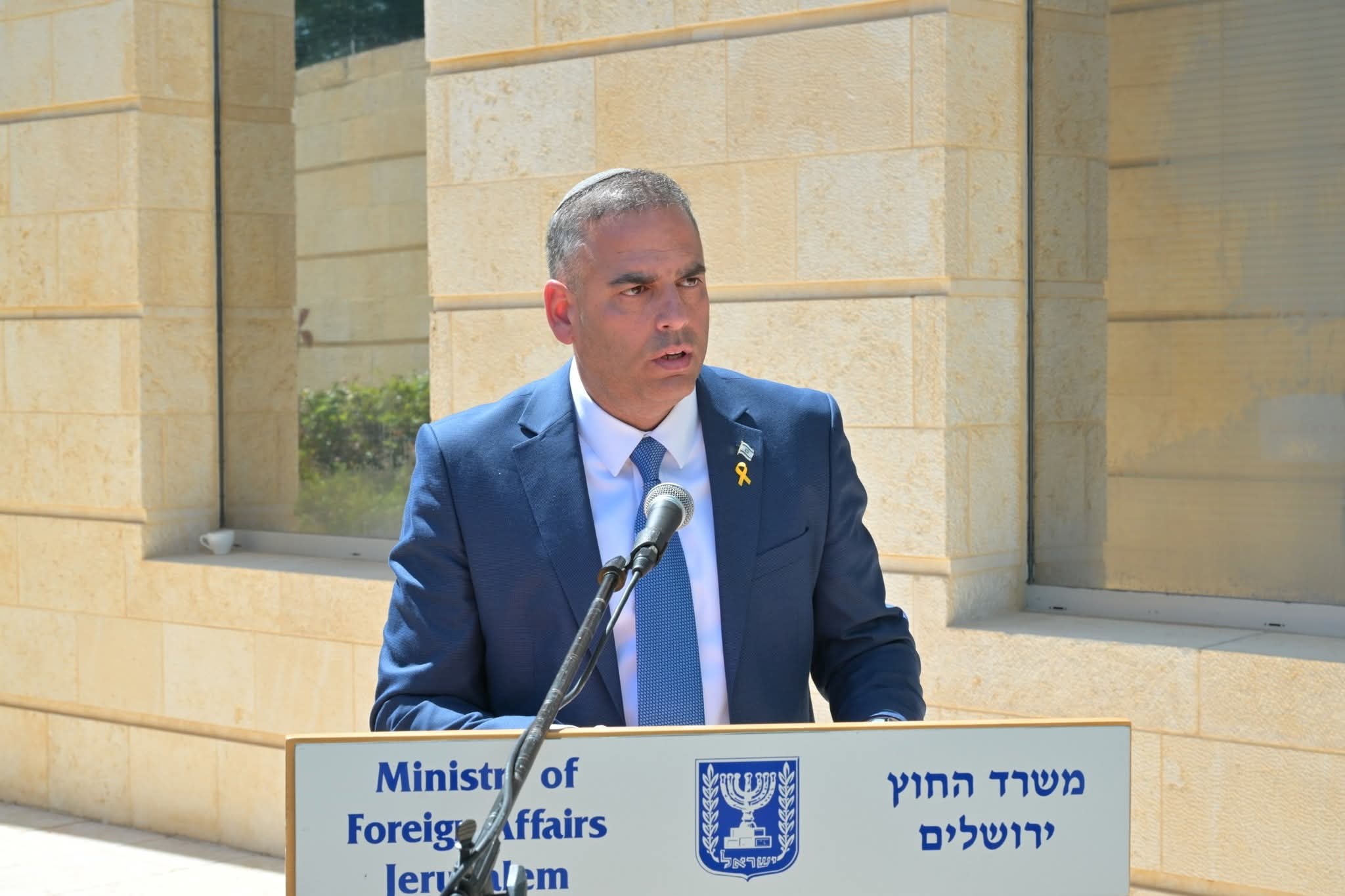 בין האמת לשקר – אסור לנו לשתוק