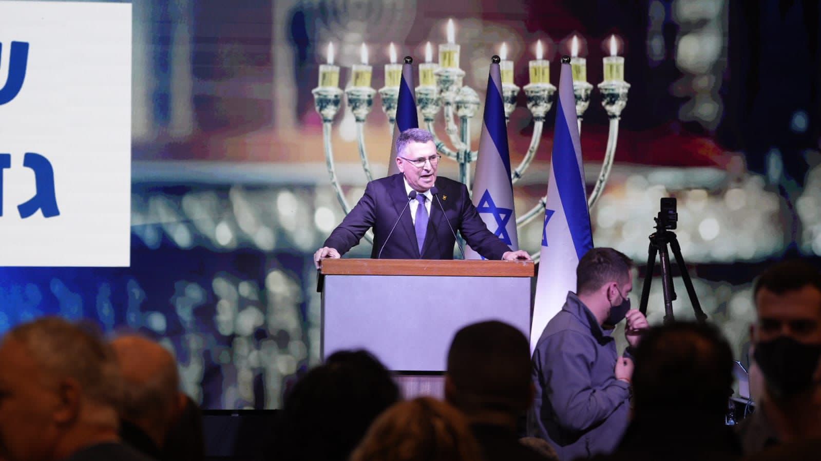 כנס אחד שמבטל אלף ספינים: גדעון סער כן מתמודד – ולא מחפש שריון