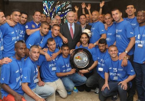 ראש הממשלה עם קבוצה אלופה מהצפון