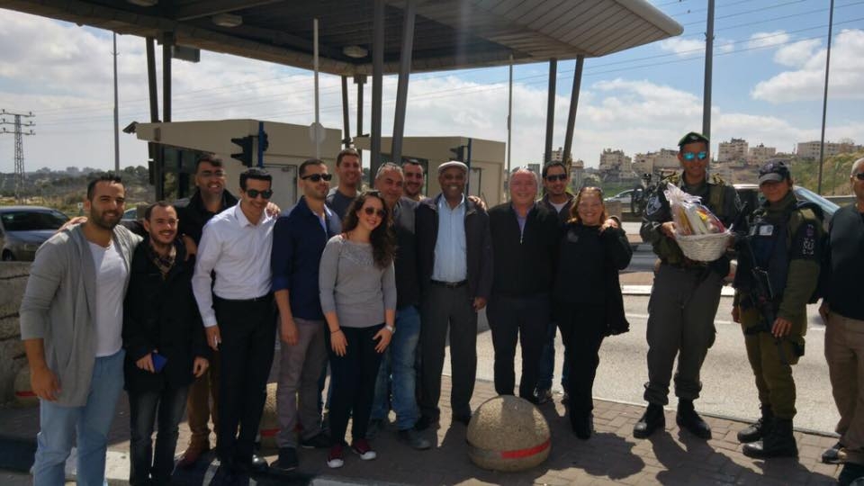חברי הכנסת דודי אמסלם ואברהם נגוסה חילקו משלוחי מנות במחסומים