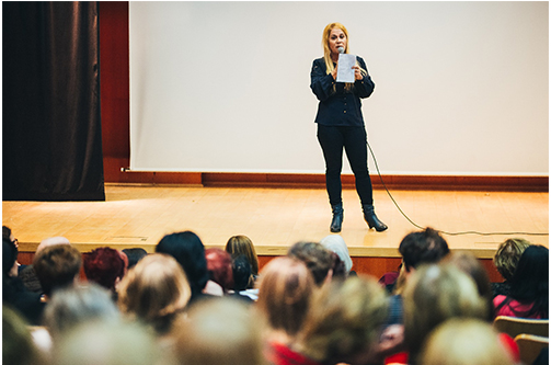 מאות מגיעים להרצאות שלה. דוידאי
