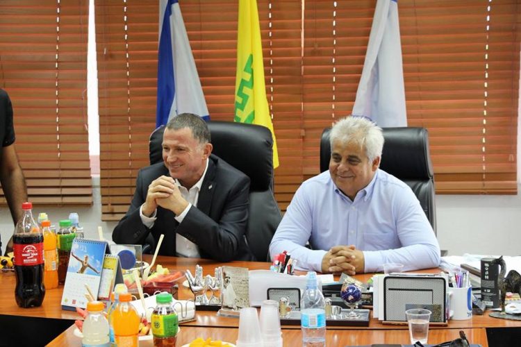 ליכודניק משתתף בצערו של ראש עיריית דימונה בני ביטון בשל פטירת אביו