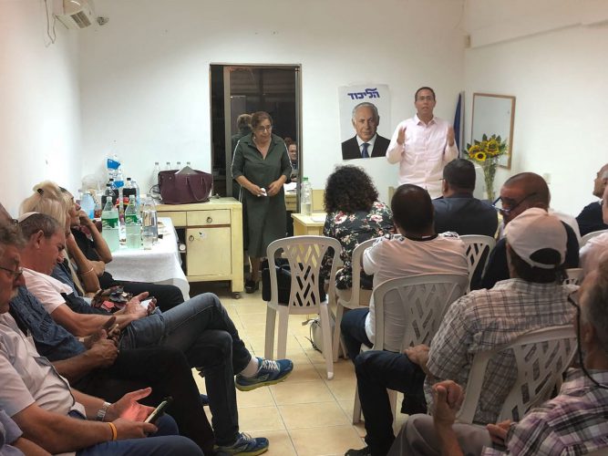 המנצחת : צוקית אהרון השיקה את הסניף החדש בראשו היא עומדת